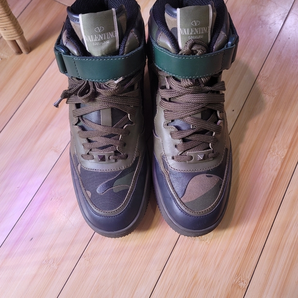 Valentino Garavani Rockstud Camo High-Top Sneaker, Army Green. - Picture 5 of 6
